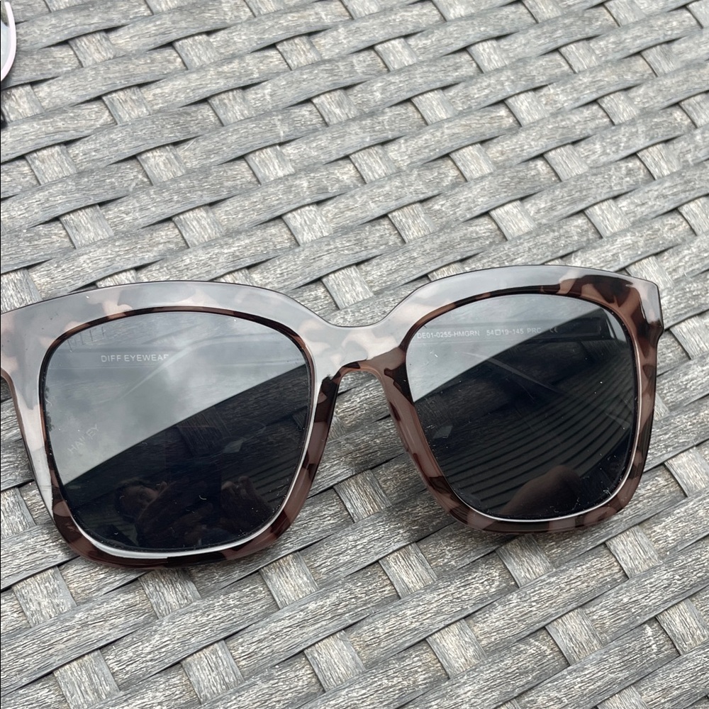 DIFF Tortoise Shell Sunglasses NO SCRATCHES